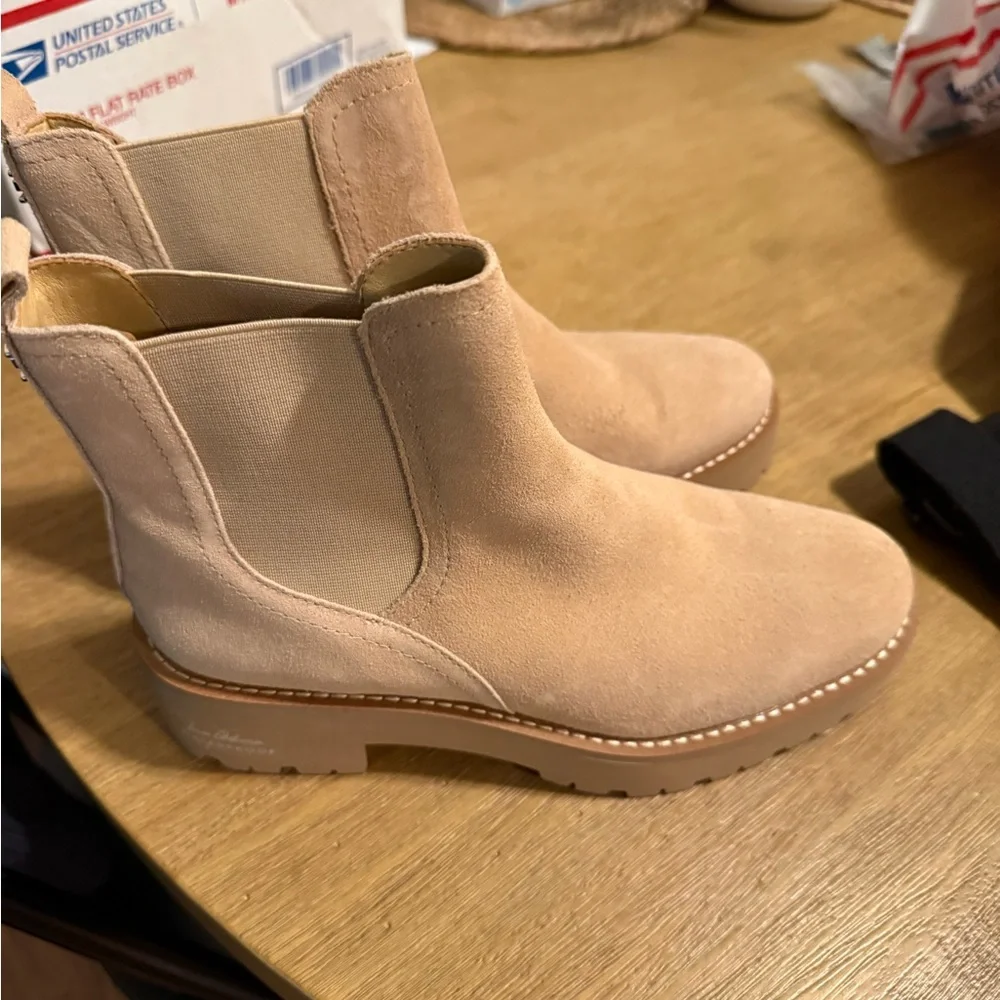 NWT Sam Edelman Justina Lug Sole Chelsea Boot Size 6 color Sesame Suede - Picture 3 of 5